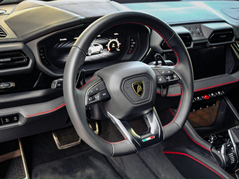 LAMBORGHINI Urus SE AKRAPOVIC, MASSAGE, NIGHT VISION, PPF